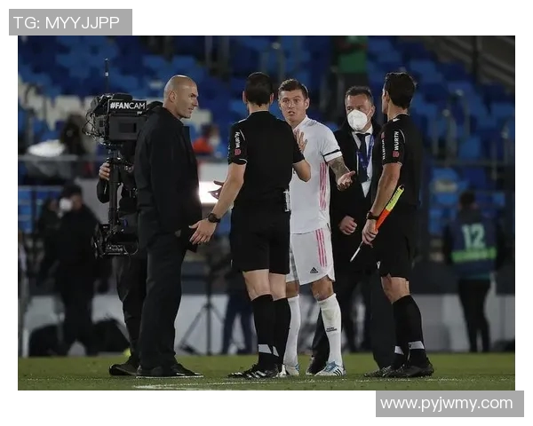 皇马赛场爆发小插曲,裁判如何处理? 皇马赛场爆发小插曲,裁判如何处理?