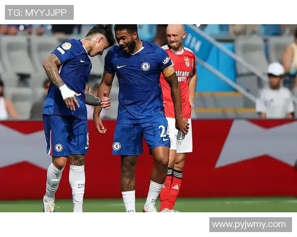 切尔西因一举动引发全网热议登上热搜榜首瞬间掀起热烈讨论